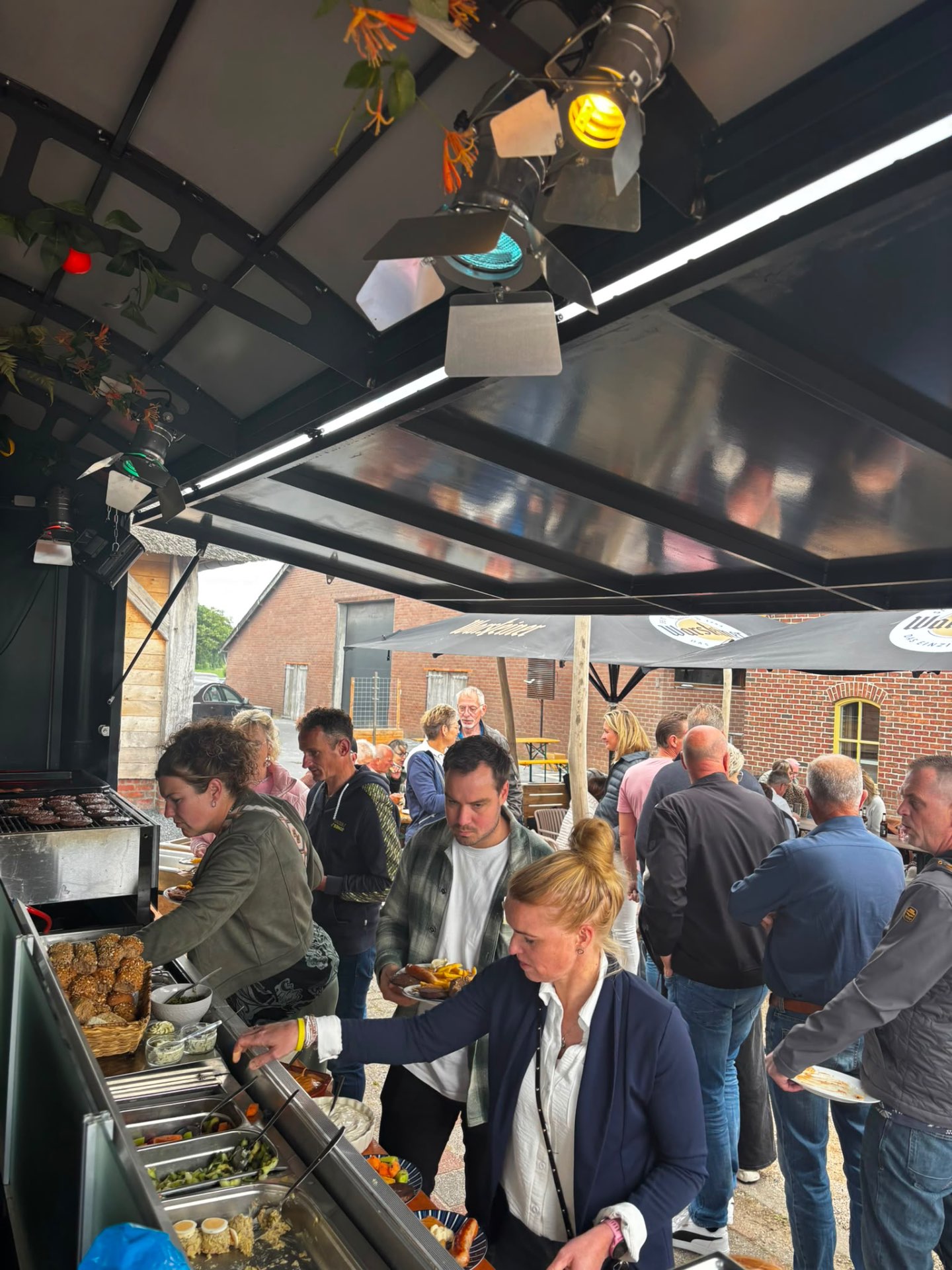Saladebar met verse salades en broodjes bij een BBQ op locatie